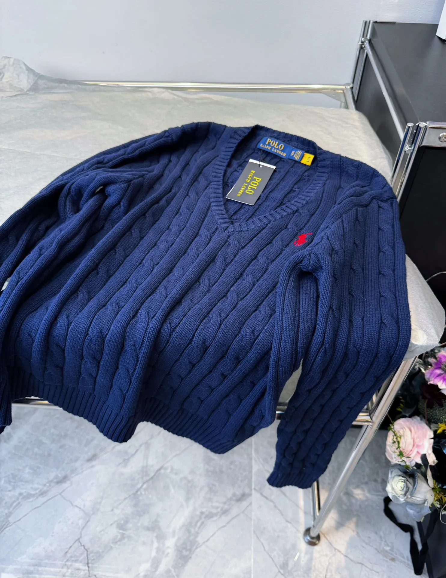 🅿️220 Style No.: L04 (Navy Blue) Ralph Lauren RL classic war horse logo embroidered cable pattern twist button V-neck knitted sweater on the chest, same style for men and women, 9 colors Color: Beige Navy Black Chick Yellow Sky Blue Khaki Red Gray Purple Size: XSSML M Shoulder Width 36 Clothes Length 58 Bust 44 L Shoulder Width 37 Clothes Length 60 Bust 46 Soft and glutinous🧶🫶The style is a very classic cable sweater American retro college style Perfect hand comfort. It is a must-have item for spring, autumn and winter wardrobes. It looks great when worn alone or layered as an inner wear. High-density LOGO embroidery on the chest, and original customization of tag accessories. Made of pure cotton yarn 🧶 blended with wool, pure cotton is skin-friendly and comfortable, small label war horse embroidered twist turtleneck sweater 🐎 high quality. Follow the blogger to learn how to wear it! Let’s get a Ralph Lauren cable sweater. It’s a super hard-to-find series after it became popular. It’s hard to find one on the official website. It’s simple and practical to wear, with a lazy and loose feel. The thickened fabric has a more texture, soft and delicate feel, and a loose fit. Whether worn alone or layered, you can wear different styles of fashion with just one piece. ⚠️Contains wool products🦙 Pay attention to the washing method to avoid shrinkage